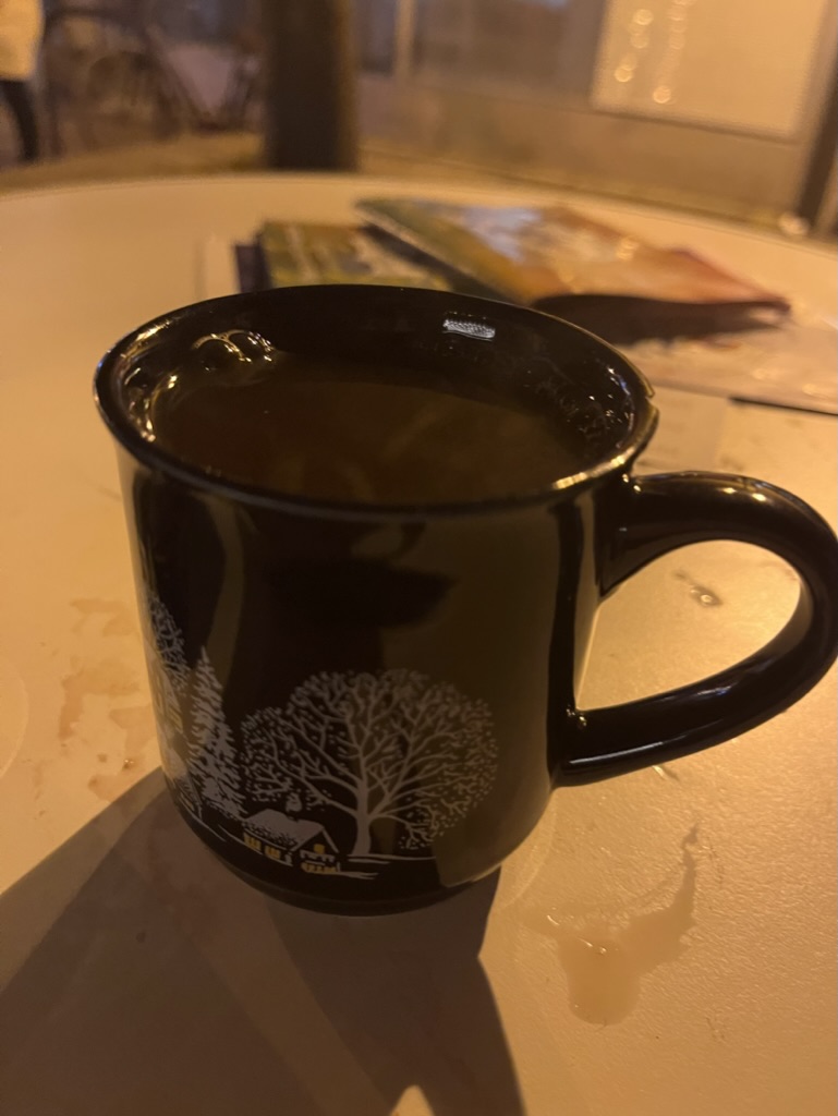 Eine Tasse mit Glühwein.