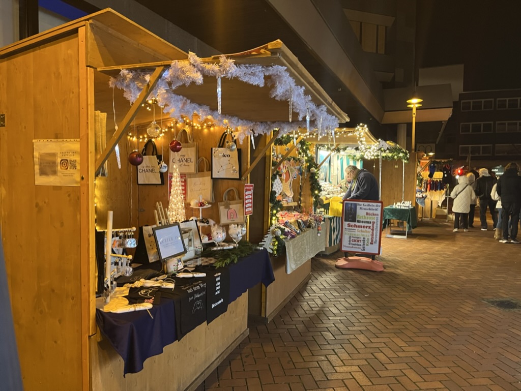 Verschiedene Verkaufsstände auf dem Dietzenbacher Weihnachtsmarkt.