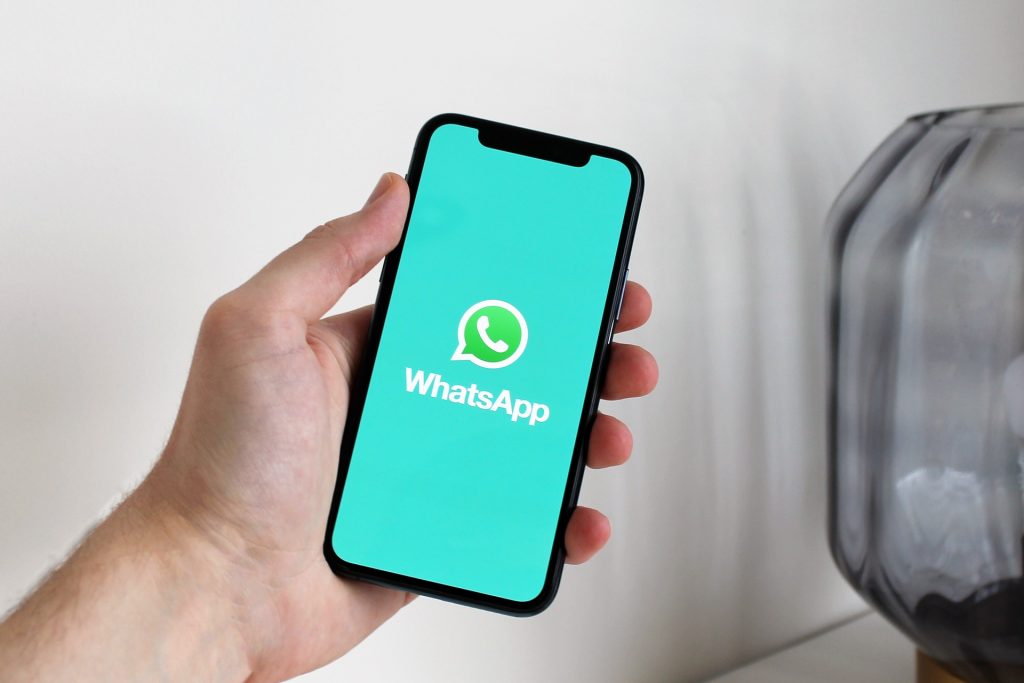 Ein Smartphone, auf dem WhatsApp geöffnet ist.